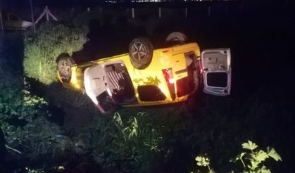 Ticari araç yoldan çıkıp devrildi: 5 yaralı