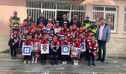 Jandarma ekipleri Karpuzlu'da öğrencileri bilgilendirdi