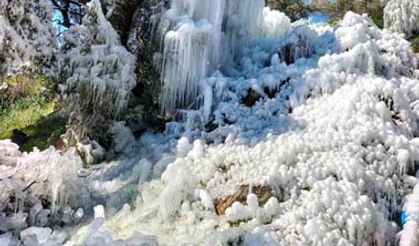 Patlayan su borusundan fışkıran sular görsel şölene dönüştü