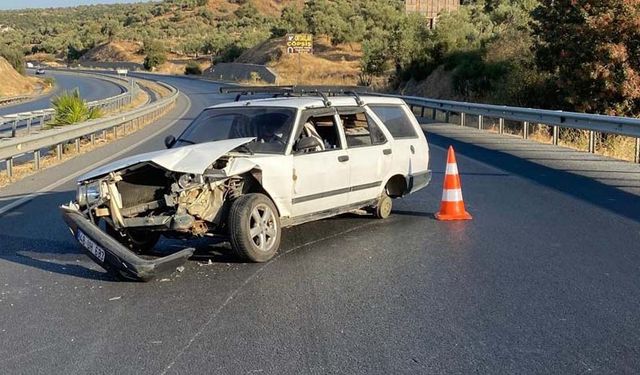 Bariyerlere çarpan otomobilin sürücüsü yaralandı