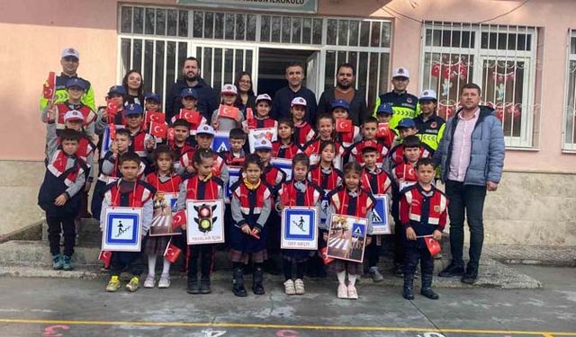 Jandarma ekipleri Karpuzlu'da öğrencileri bilgilendirdi