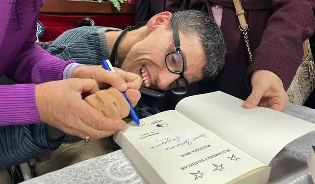 Ellerini kullanamayan Erol, burnuyla 328 sayfalık kitap yazdı