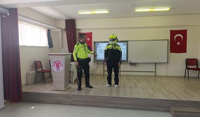 Çine polisi, öğrencilere ‘Bir kural, bir ömür’ trafik güvenliği eğitimi verdi