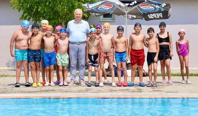 Başkan Kıvrak’tan Minik Yüzücülere Ziyaret