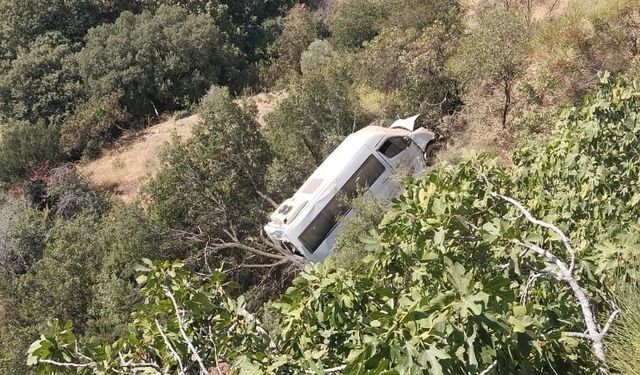 Aydın’da öğrenci servisi yoldan çıkıp uçuruma sürüklendi