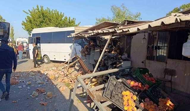 İçerisinde 23 öğrencinin bulunduğu servis kaza yaptı