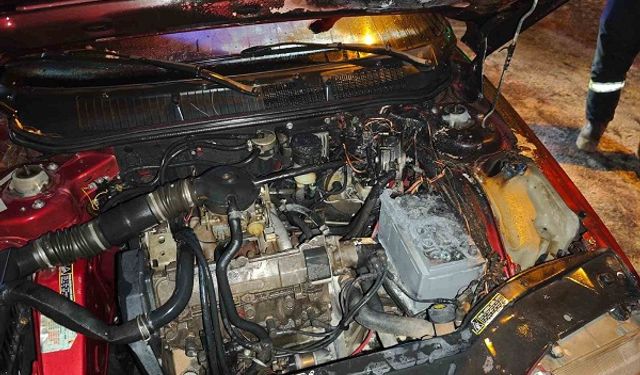 Seyir halindeki Tofaş alev aldı, sürücü kendini dışarı atarak kurtuldu