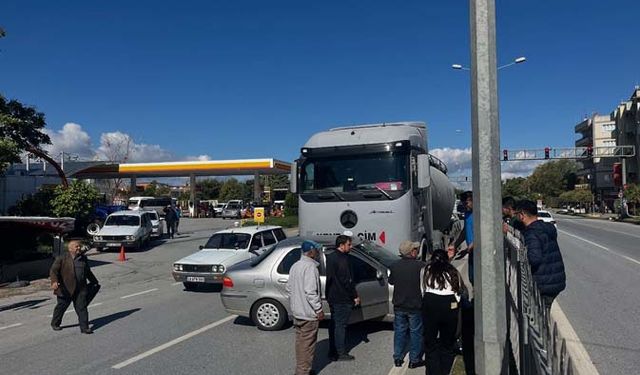 Çine’de TIR Otomobili Metrelerce Sürükledi