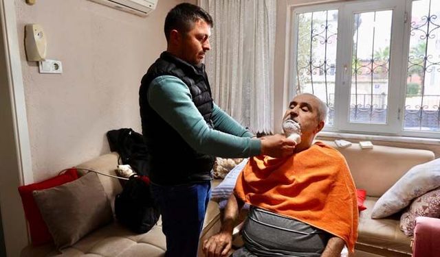 Başkan Mehmet Kıvrak, Evde Tıraş Hizmetiyle Büyüklerin Yanında Oluyor