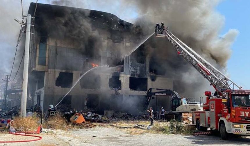 Aydın’da depoda çıkan yangın 19 saattir sönmedi