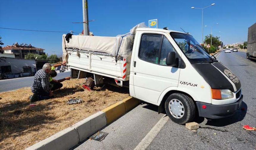 Çine’de kamyonetin tekeri patladı, refüje çıktı