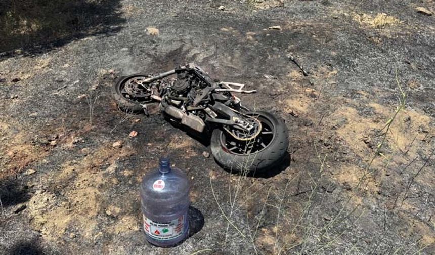 Motosiklet kazası yangına neden oldu, vatandaşlar damacanalarla müdahale etti
