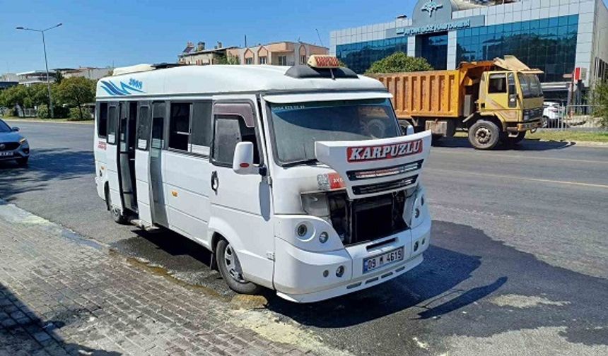 Seyir halindeki yolcu minibüsü alev aldı, alevler büyümeden söndürüldü