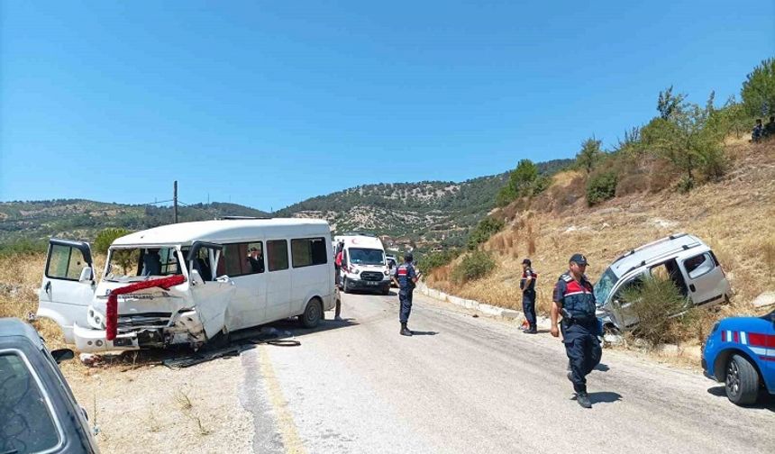İşçilerini taşıyan minibüs ticari araç ile çarpıştı: 3’ü ağır 8 yaralı