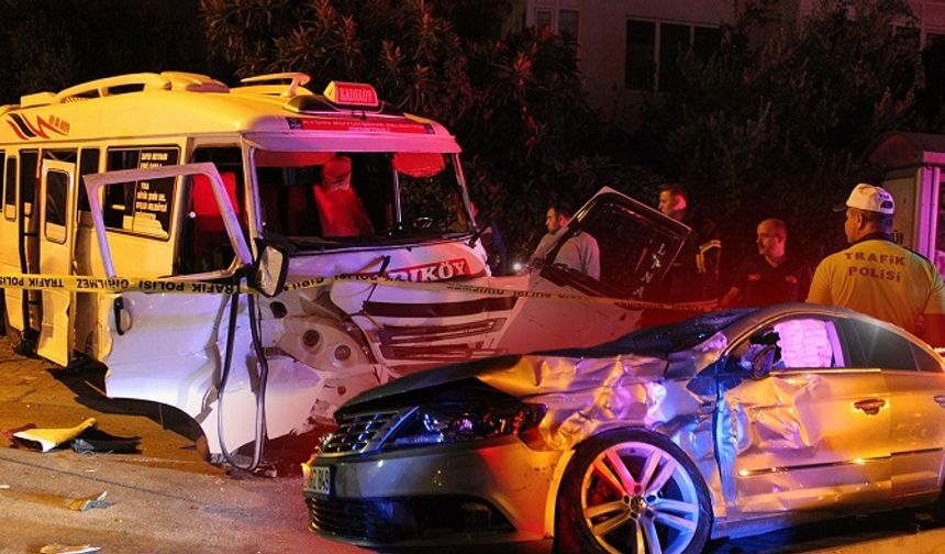 Minibüs ile otomobil çarpıştı 11 kişi yaralandı: Vatandaşlar kopan kulağı aradı