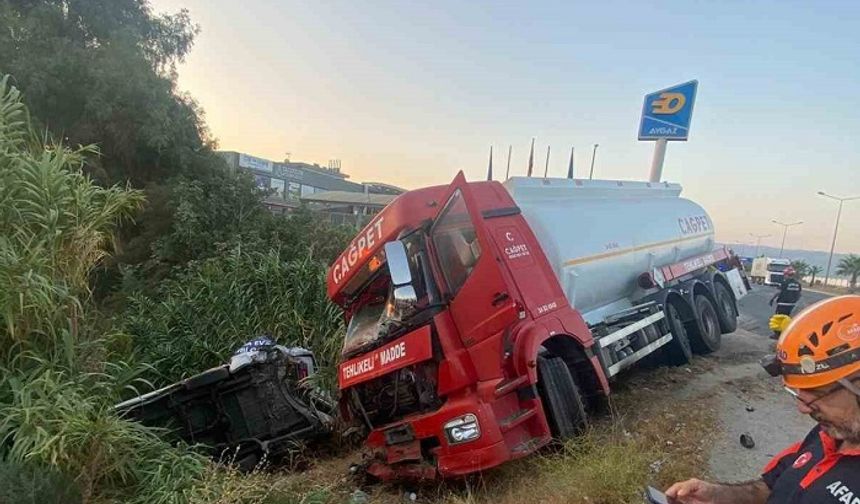 Akaryakıt tankeri ile minibüs çarpıştı: 4 yaralı
