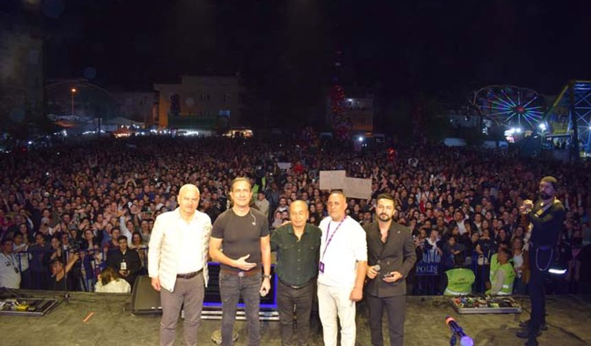 Çine’de Kıraç Konseri Hayranlarını Coşturdu