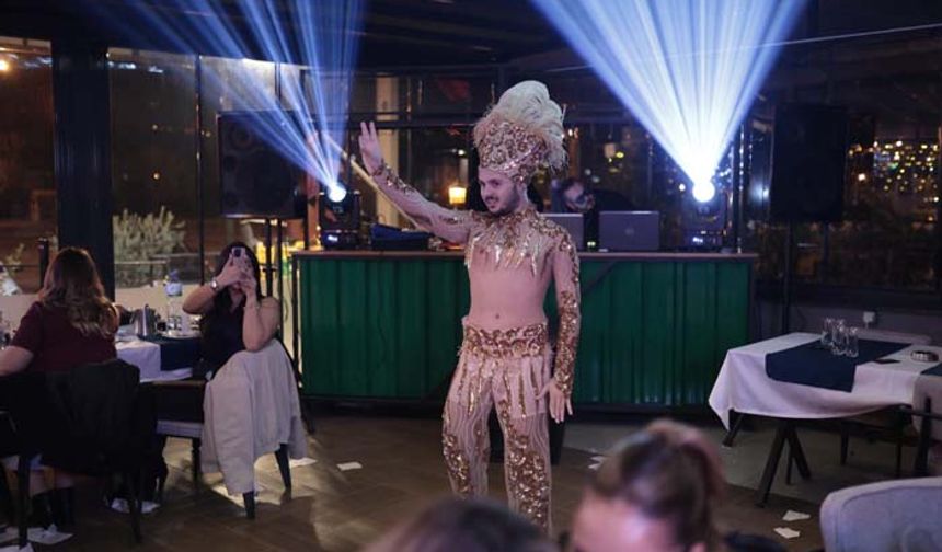 Çine’de Kadınlar Matinesi Rüzgarı: Araftayız Restaurant’ta Eğlence Zirve Yaptı!