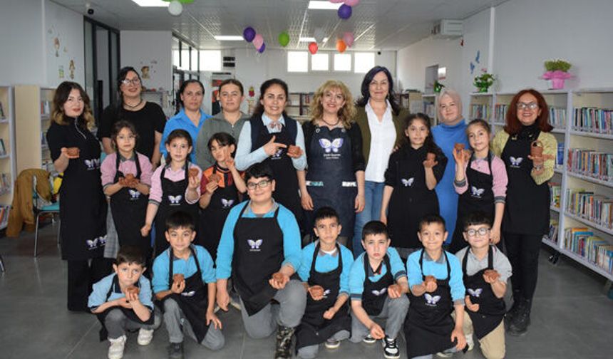 Kütüphanede Minik Eller Sanatla Buluştu