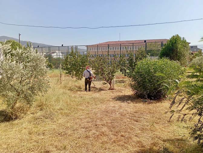 Okullarda Bahçe Temi̇zli̇ği̇ (6)