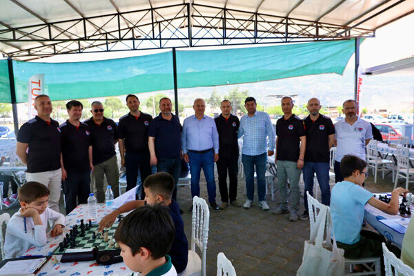 Başkan Mehmet Kivrak Mehmet Zengi̇n Satranç Turnuvasi (1)